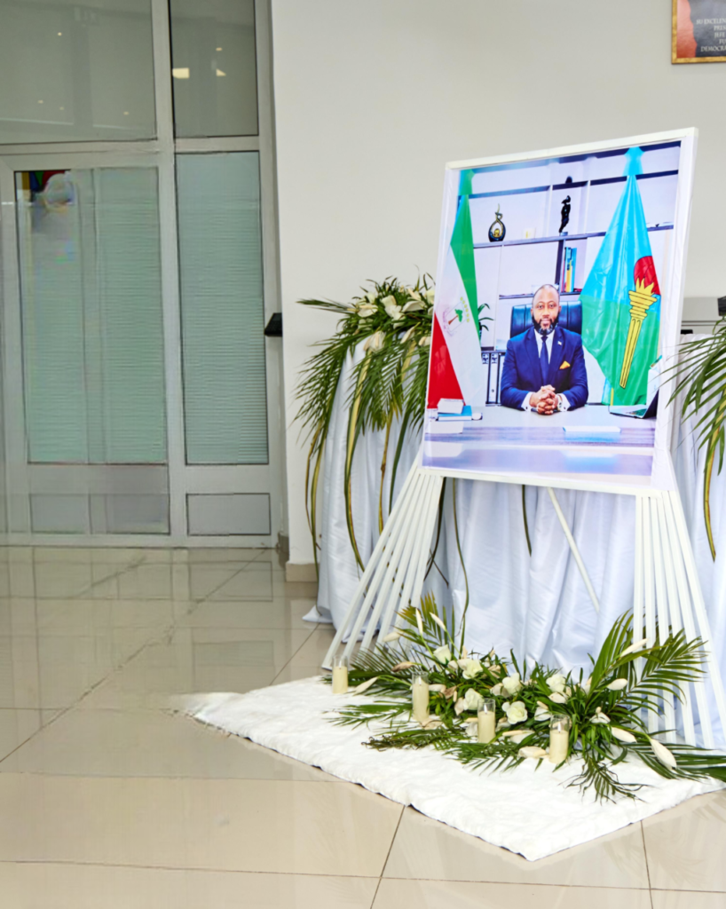 El CNDES cerró este jueves el libro de condolencias abierto en honor al Excmo. Sr. Leoncio Amada Nze Nlang, Vicepresidente Segundo de esta alta institución