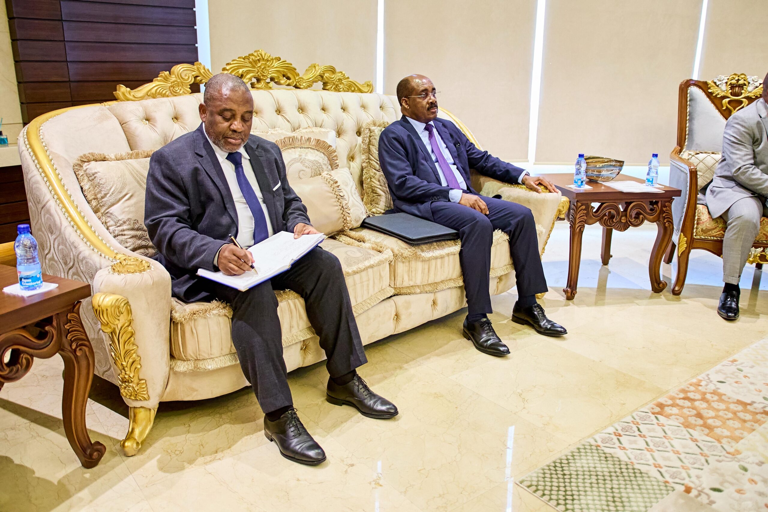 d57a7424-be53-4122-9a77-734b4f020524