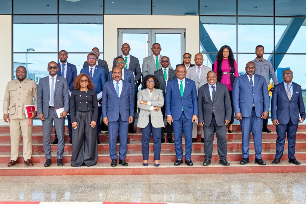 Coordinación estratégica con banca y telecomunicaciones para fortalecer la organización de eventos internacionales